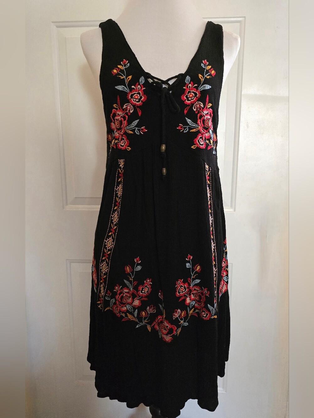 Xhilaration Black Embroidered Flower Women's Medium Sleeveless Dress Flowers